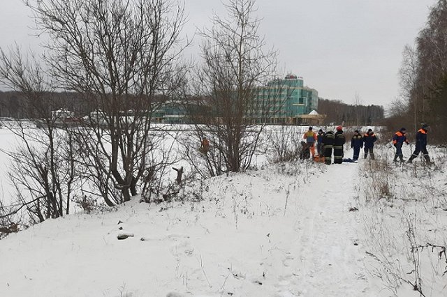 В карьере у отеля «Рамада» спасатели вытащили рыбака, который провалился под лед