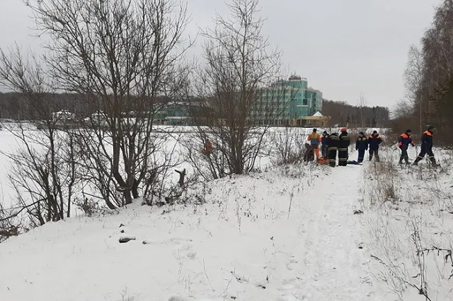 В карьере у отеля «Рамада» спасатели вытащили рыбака, который провалился под лед