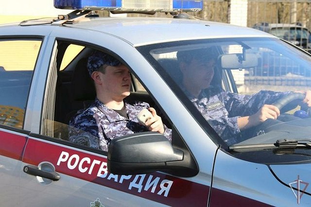 Росгвардейцы задержали екатеринбуржца с топором, ограбившего пенсионера