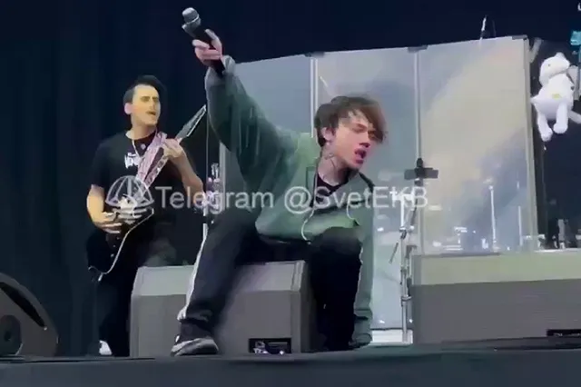 Выпал к фанатам: солист группы «Три дня дождя» утроил очень пьяный концерт в Екатеринбурге