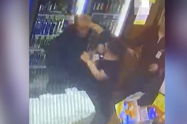 Свердловская продавщица жестко скрутила агрессивного покупателя