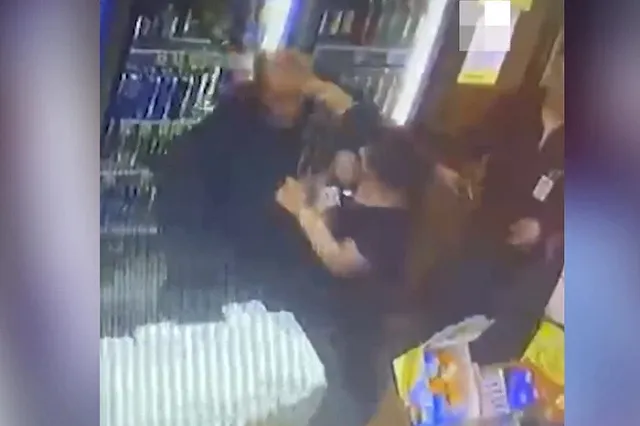 Свердловская продавщица жестко скрутила агрессивного покупателя