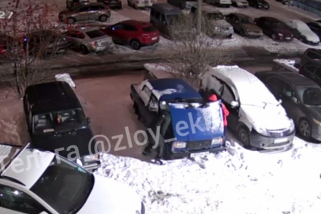 «Внимание, вас снимают». Камера сняла двух неудачников, снимающих аккумуляторы с «Жигулей»