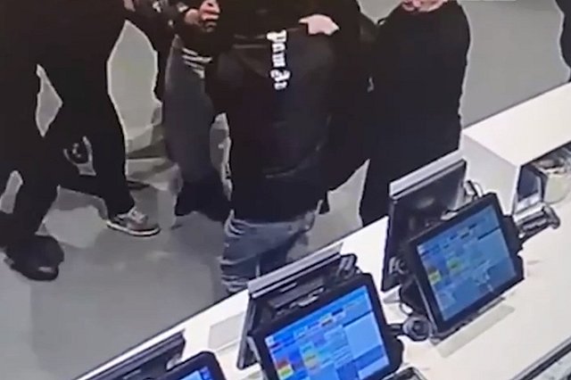 Устроившие драку со стрельбой в «Гринвиче» подростки избили парня в центре Екатеринбурга