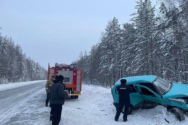 Легковушка, перевозившая пятерых детей, попала в смертельное ДТП на свердловской трассе