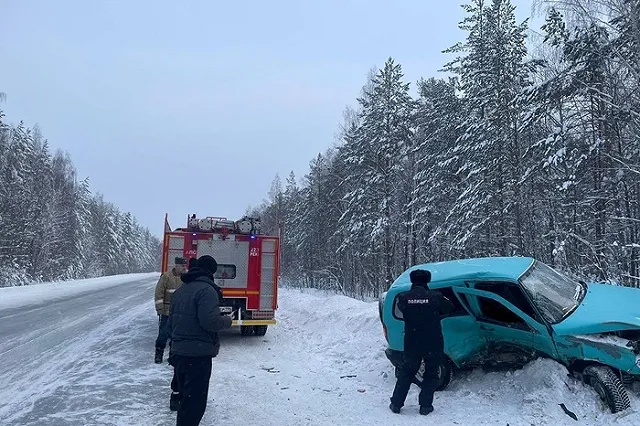 Легковушка, перевозившая пятерых детей, попала в смертельное ДТП на свердловской трассе