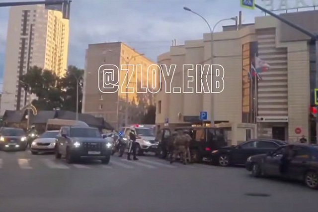 Вывеску Baku Plaza сняли в Екатеринбурге после вступления в силу закона о защите русского языка