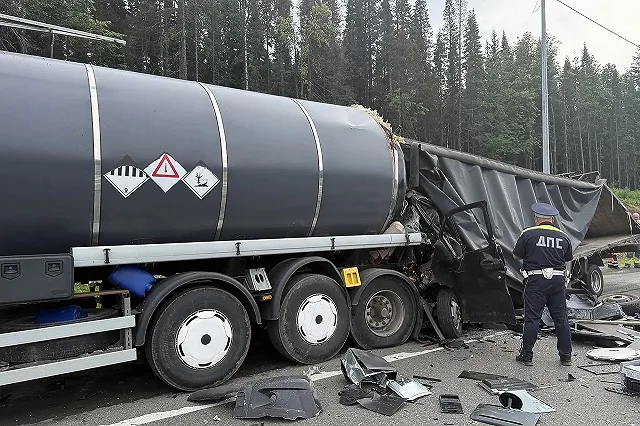 В Свердловской области водитель «Газели» влетел под стоящую фуру и погиб