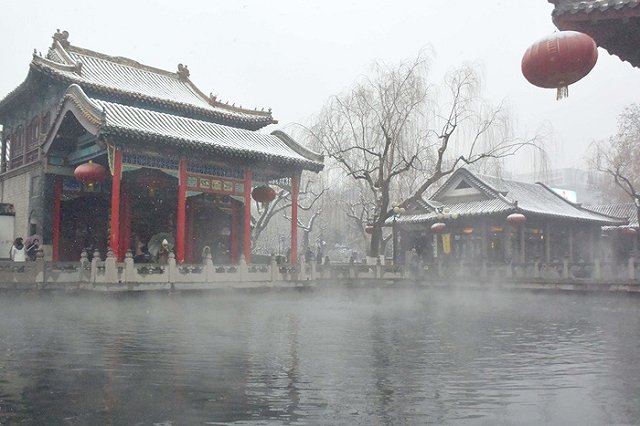 Уткнувшаяся в телефон китаянка упала в канал и утонула