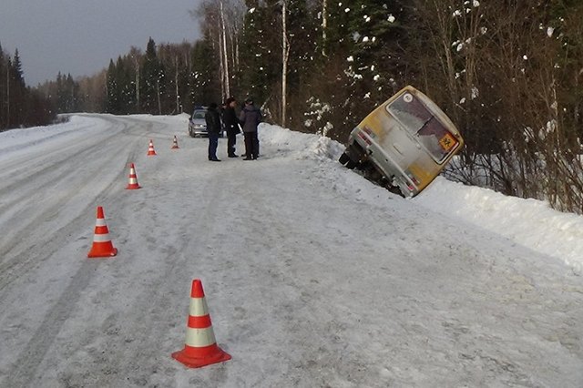 Школьный автобус попал в ДТП на трассе Шаля-Шамары