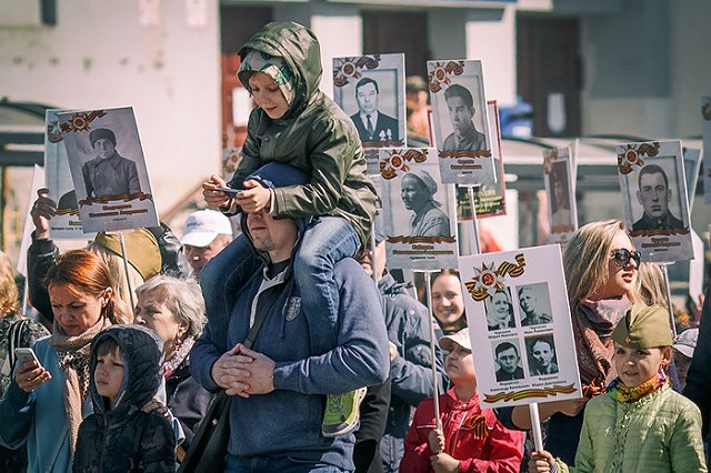 Российских школьников учат писать письма отцам на фронт