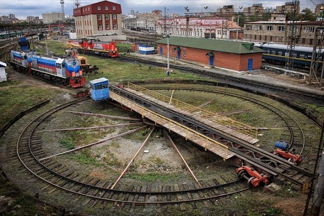 Nissan X-Trail перегородил дорогу пассажирскому поезду в Екатеринбурге