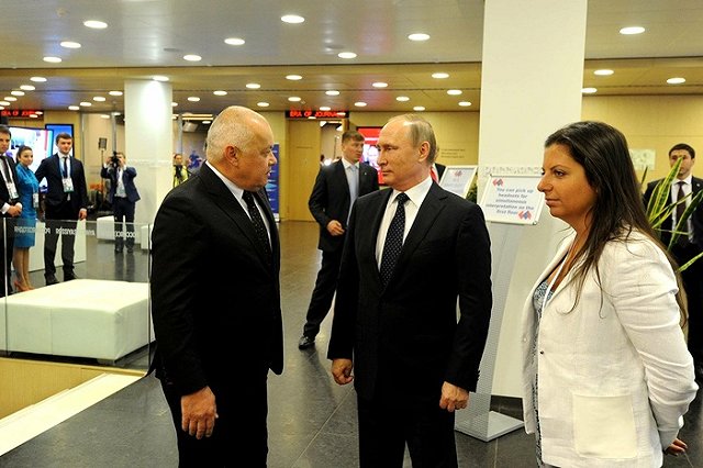 Киселев объяснил фотографии в вышиванке и дружбу с Порошенко