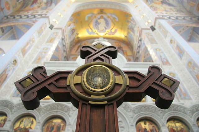 В Храме на Крови выставлена святыня с частицей животворящего Креста Господня