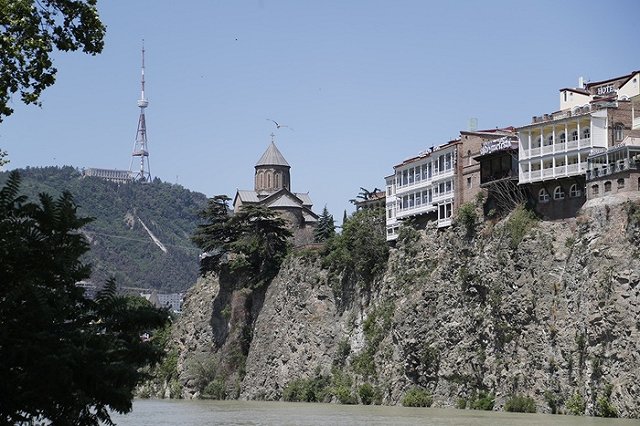 В Тбилиси у здания филармонии прогремел взрыв, есть погибший и раненые