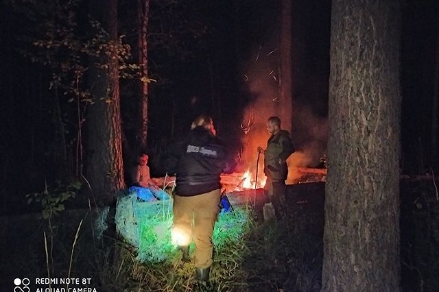 «Несла девочку на руках»: уральские волонтёры вывели из леса семью из четырёх человек