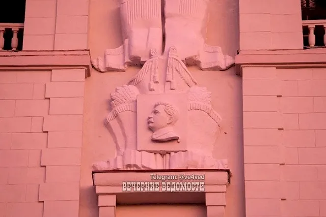 На фасад Дома офицеров в Екатеринбуре вернули барельеф Сталина