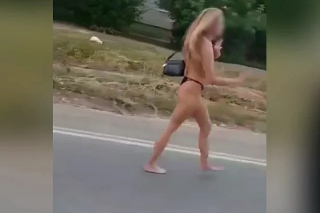 В Березовском полностью обнаженная девушка два часа гуляла по проезжей части