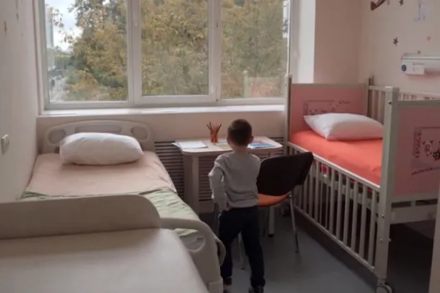 Свердловский Минздрав разъяснил, когда родители могут бесплатно находиться в стационаре с детьми