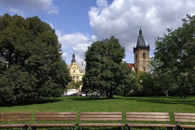 Стало известно, почему исчезли скамейки в сквере на Уралмаше