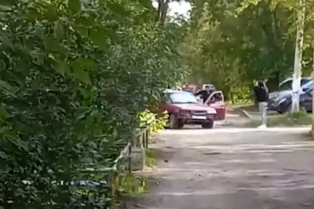 Свердловчане силой отобрали ключи у пьяного водителя, дважды протаранившего столб