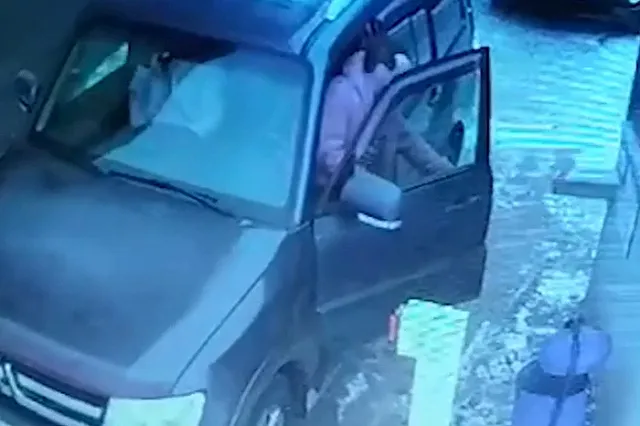 На Белинского водитель Mitsubishi вывалился из авто, когда пытался вставить парковочную карту