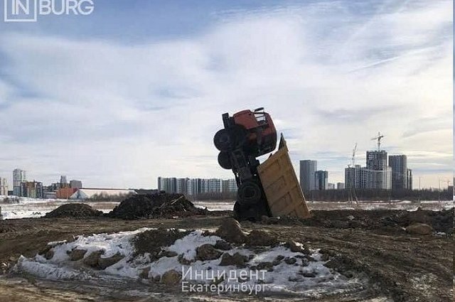 В Академическом «упал» самосвал