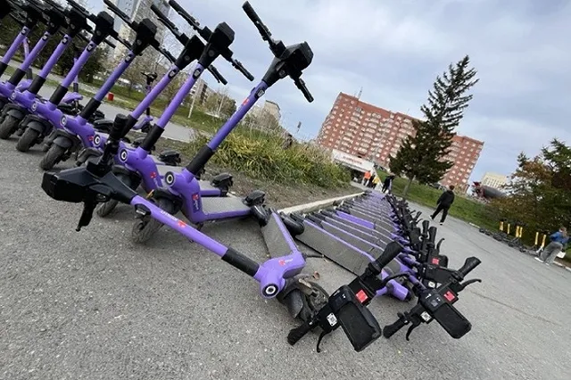 В Екатеринбурге самокатчики жестоко избили молодого мужчину