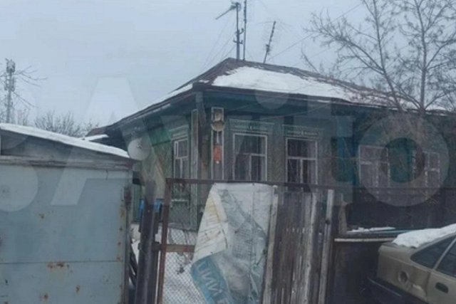 В Екатеринбурге старый дом с выгребной ямой продают по цене особняка