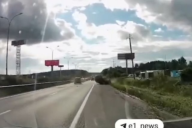 Около «Меги» Volkswagen врезался в отбойник и перевернулся