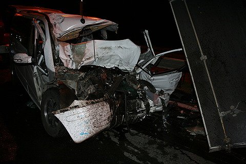 Микроавтобус «Мерседес» столкнулся с коммунальной машиной в Екатеринбурге