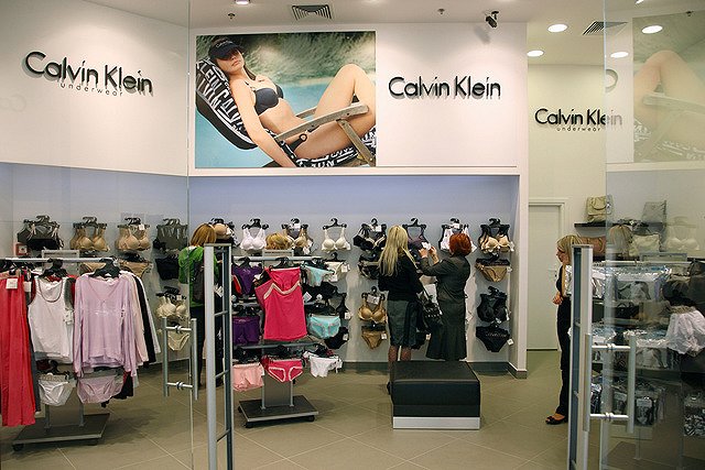 СМИ: Calvin Klein раскритиковали за «полную» модель 10-го размера