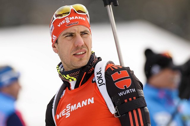 Немецкий биатлонист Пайффер влетел в дерево