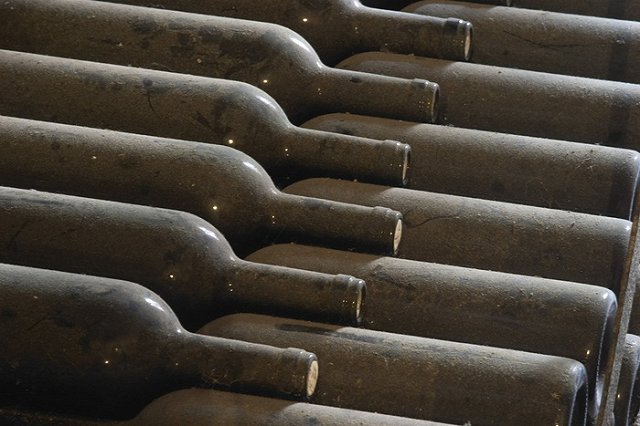 Под Петербургом сотрудники ФСБ нашли два контейнера с коньяком 1912 года