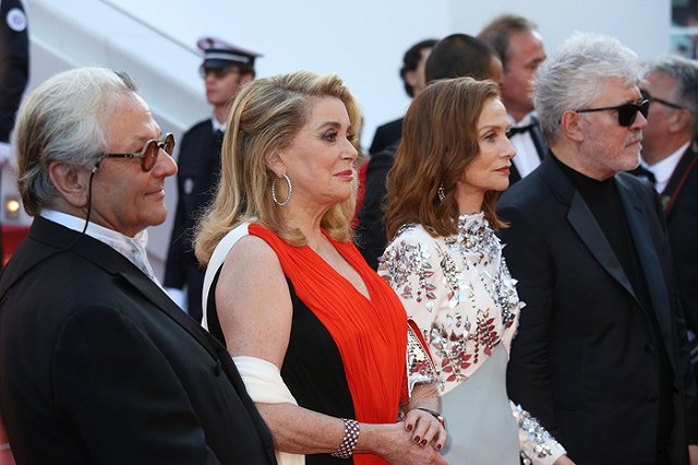 Катрин Денев выступила в защиту права мужчин «приставать к женщинам»