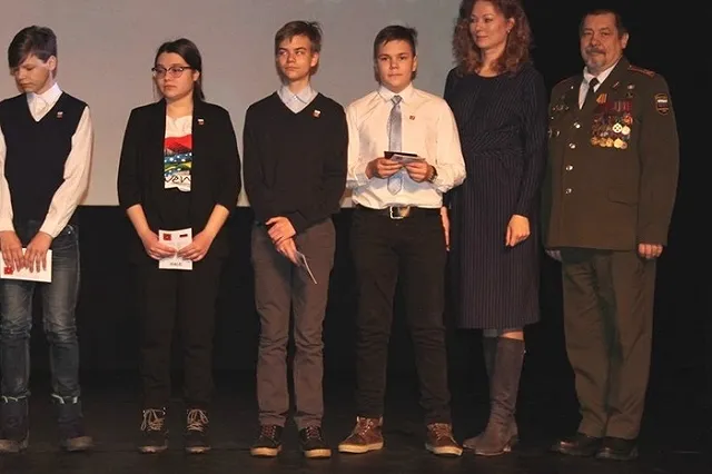 Полицейские Екатеринбурга вручили школьникам первые в их жизни паспорта