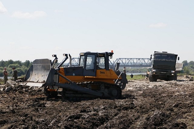 Железнодорожные войска ЦВО восстанавливают дорогу к подтопленному Тулуну