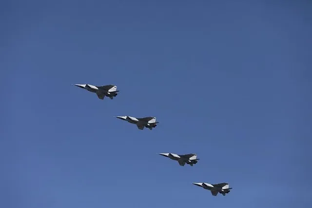 Российский Су-24 пролетел вблизи эсминца ВМС США «Дональд Кук» в Черном море