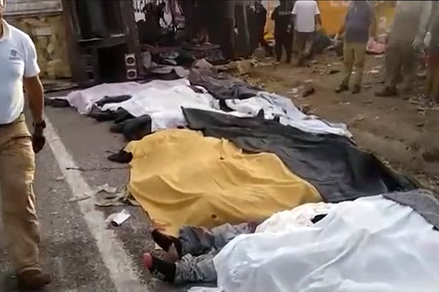 В перевернувшемся трейлере погибли 49 мигрантов, направлявшихся в США