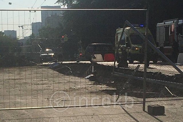 В Екатеринбурге машина провалилась в гигантскую яму