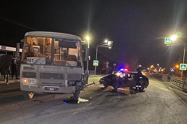 Под Екатеринбургом пассажирский автобус столкнулся с легковушкой