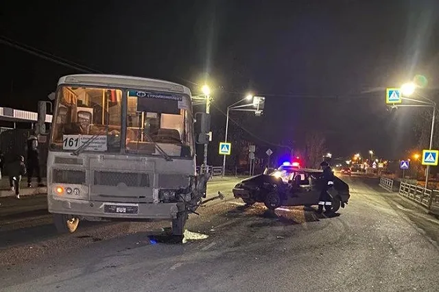 Под Екатеринбургом пассажирский автобус столкнулся с легковушкой