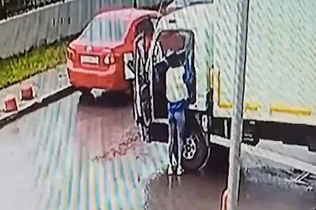 На Широкой Речке женщина вывалила мусор в кабину грузовика «Пятёрочки»