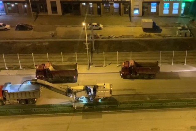 В Академическом районе Екатеринбурга дорожники срезают асфальт по ночам