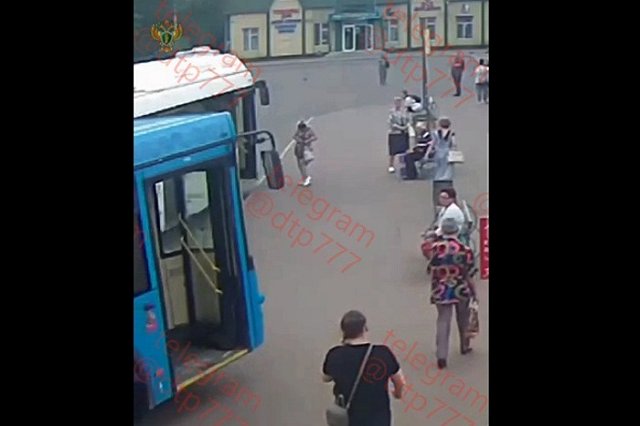В Подмосковье водитель автобуса, избегая столкновения, задавил пассажирку автостанции (ВИДЕО)