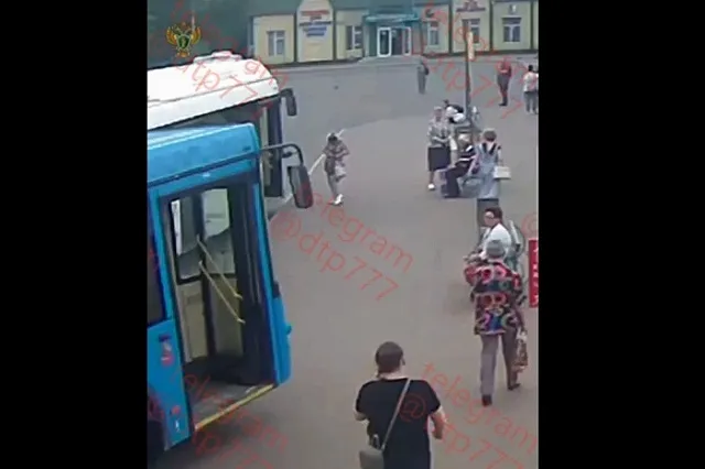 В Подмосковье водитель автобуса, избегая столкновения, задавил пассажирку автостанции (ВИДЕО)