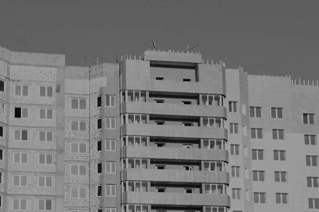 Потянулся за машинкой: на Уралмаше 2-летний мальчик выпал из окна третьего этажа