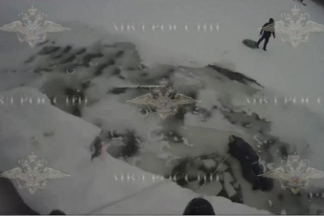 В Удмуртии мужчина едва не утонул, катаясь на тюбинге. Его спас экипаж ДПС