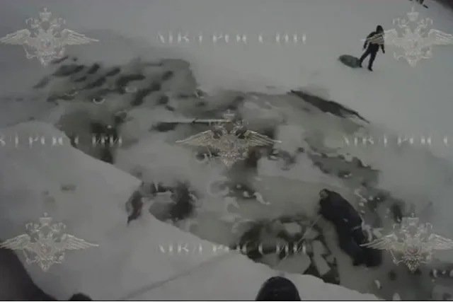 В Удмуртии мужчина едва не утонул, катаясь на тюбинге. Его спас экипаж ДПС