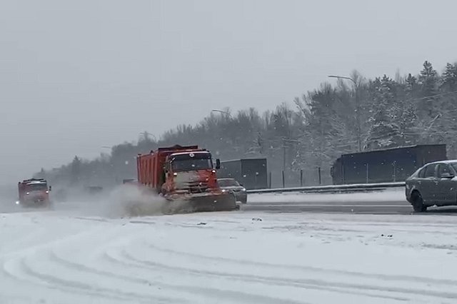 Мощный снегопад завалил Пермский тракт